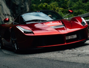 Dalda kalma uğraşı: Elektrikli Ferrariler mi yoksa akaryakıtlı Lamborghini’ler mi?