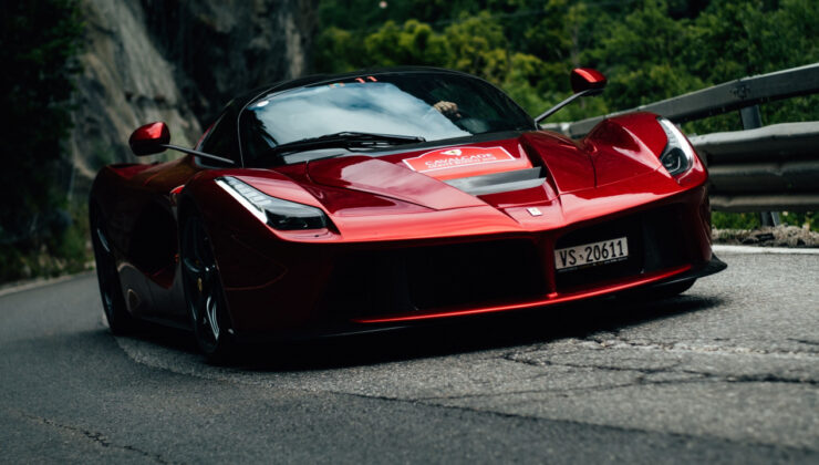 Dalda kalma uğraşı: Elektrikli Ferrariler mi yoksa akaryakıtlı Lamborghini’ler mi?