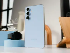 Galaxy S24 FE paramparça edildi: Tamir testini muvaffakiyetle geçti!