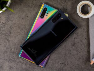 Samsung’un son güncellemesinin eski telefonları bozduğu argüman edildi!