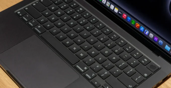 Yeni MacBook Pro Ekranında Fecî Yanılgı